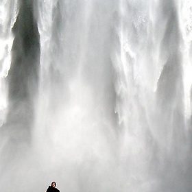 Leslie in front of Skógafoss - rwhgould