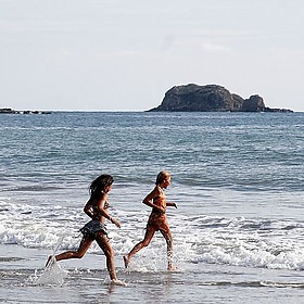 playa-manuel-antonio-costa-rica-people_06 - mikebaird