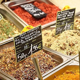 Window display of a spice shop in Nice - Zemzina
