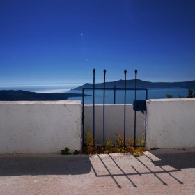 Abandoned Gate, Santorini, Greece. - hozinja