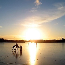 Skating on frozen Tjornin, Reykjavik - suvodeb