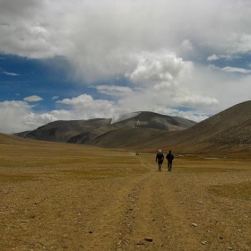India - Ladakh - Trekking - 086 - walking down the valley - mckaysavage