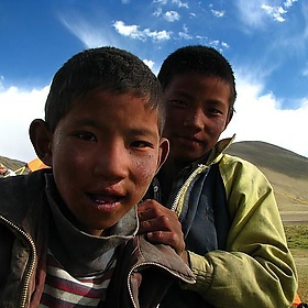 India - Ladakh - Trekking - 064 - friendly nomad boys - mckaysavage