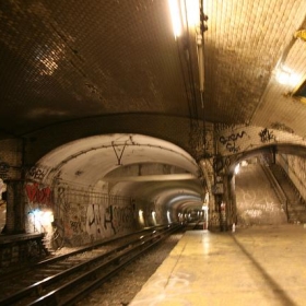 Paris, RATP/ station " Croix Rouge " installation "  X , l'enfer de la BnF " par L. Ungerer / C-Album nuit du 15 déc. 2007 - Vincent Desjardins Paris, RATP/ station " Croix Rouge " installation "  X , l'enfer de la BnF " par L. Ungerer / C-Album nuit du 15 déc. 2007 - Vincent Desjardins