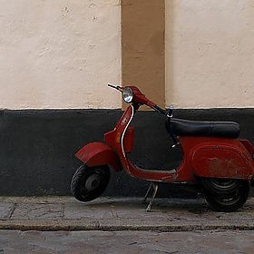 Old Vespa, Barrio Santa Cruz, Seville - hozinja Old Vespa, Barrio Santa Cruz, Seville - hozinja