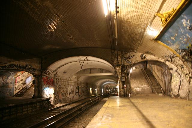 Paris, RATP/ station " Croix Rouge " installation "  X , l'enfer de la BnF " par L. Ungerer / C-Album nuit du 15 déc. 2007
